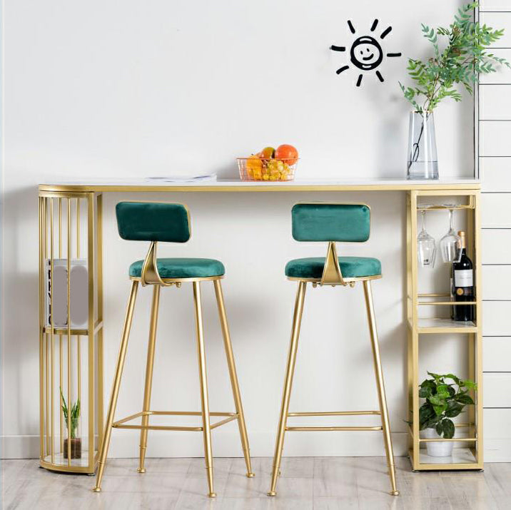 Freiform-Stehtisch mit Steinplatte, moderner Stehtisch mit Doppelsäule und Weinglashaltern