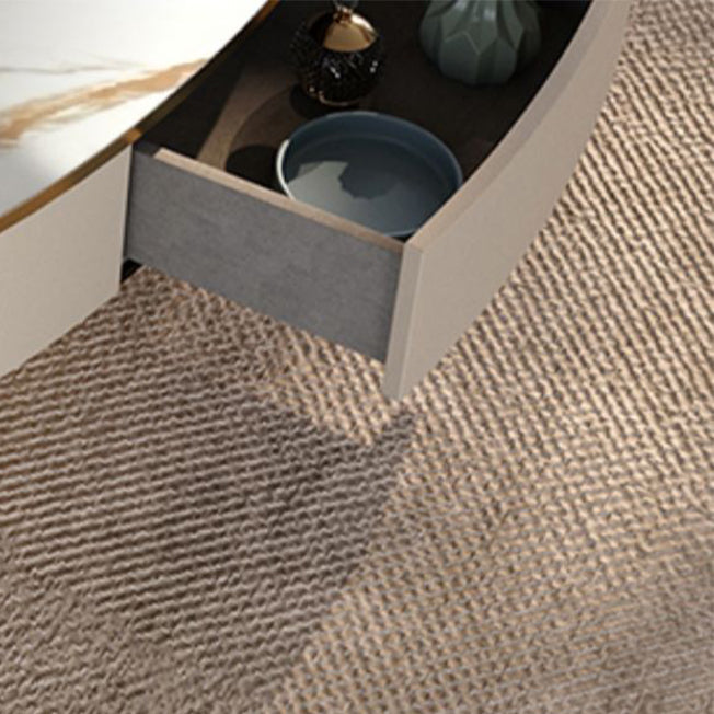 Tavolino da caffè a base di piedistallo glam con top in pietra e base in metallo