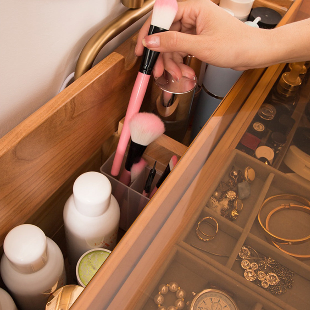 Wood and Glass Makeup Vanity Set With Mirror Standing Vanity Table Clearhalo 'Bedroom Furniture' 'furn' 'furn_makeup_vanities' 'Furniture' 'Makeup Vanities' 'makeup_vanities' 7005341