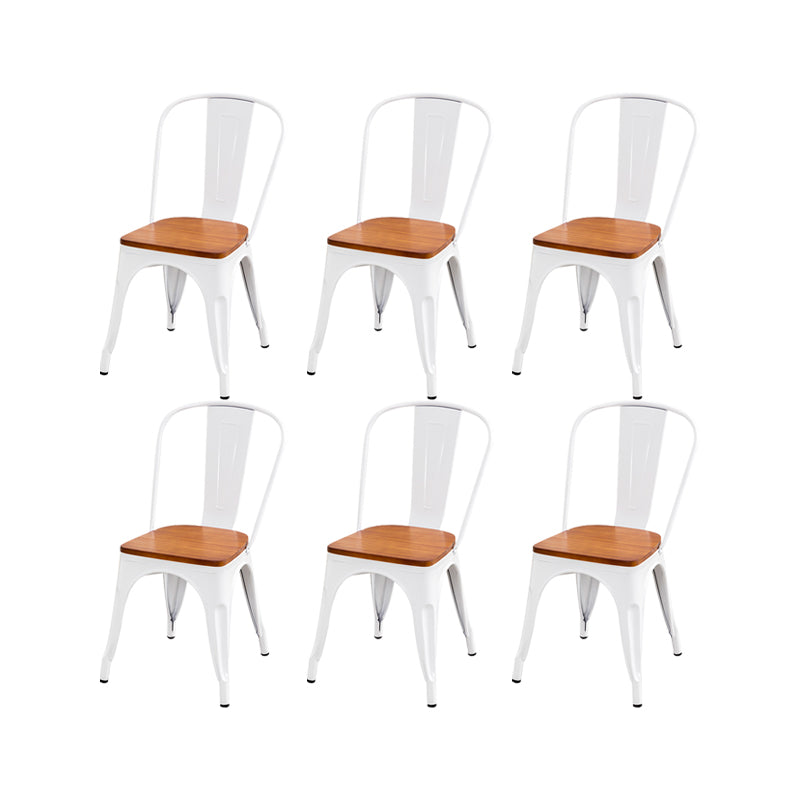 スラットバックアームチェアメタルベースのある現代のダイニングチェア