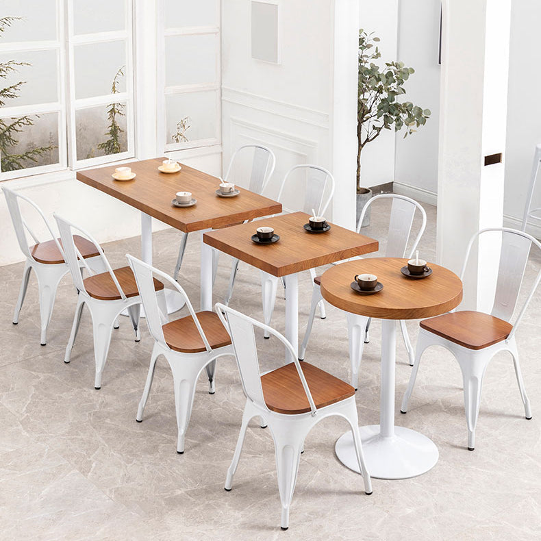 スラットバックアームチェアメタルベースのある現代のダイニングチェア