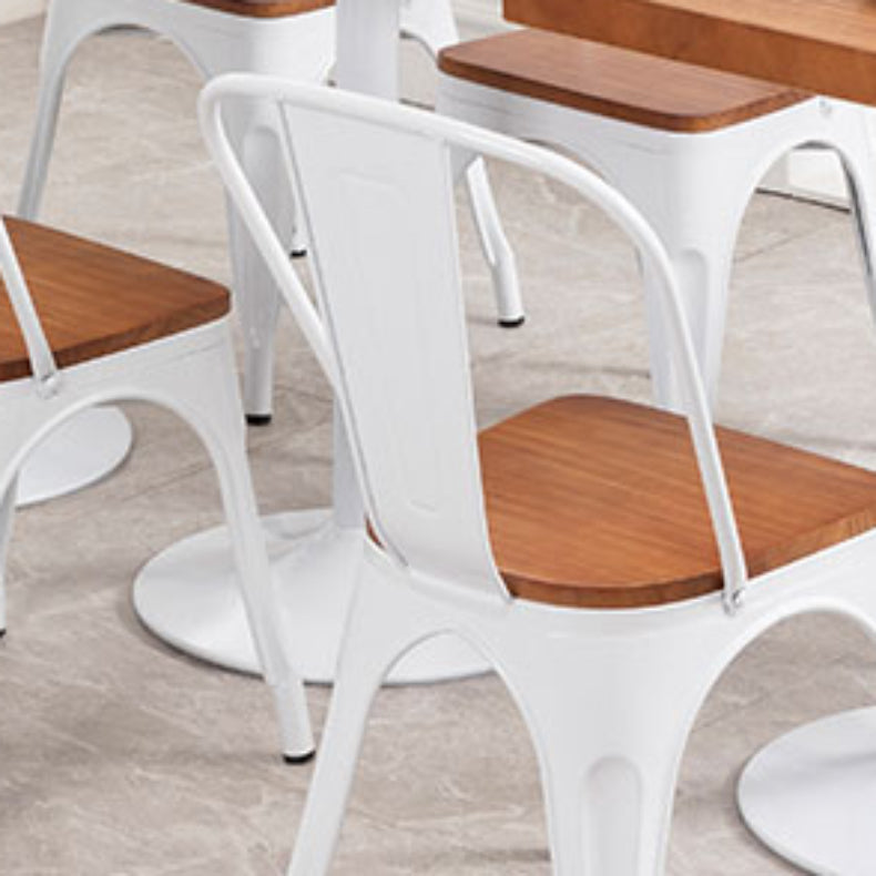 スラットバックアームチェアメタルベースのある現代のダイニングチェア