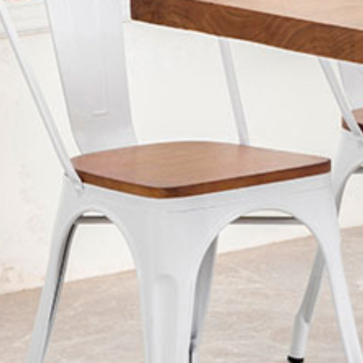 スラットバックアームチェアメタルベースのある現代のダイニングチェア