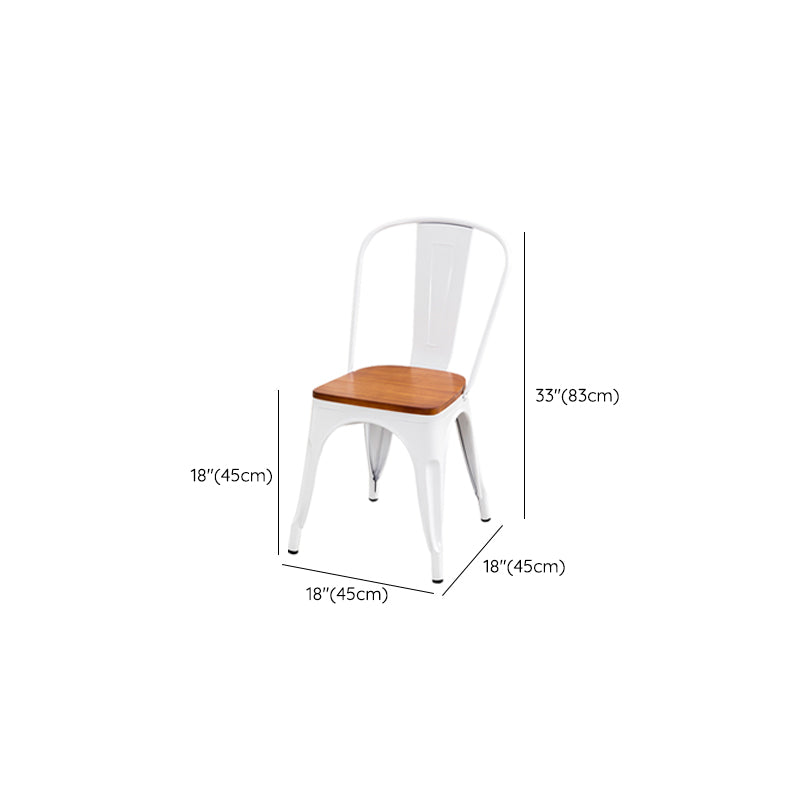 スラットバックアームチェアメタルベースのある現代のダイニングチェア
