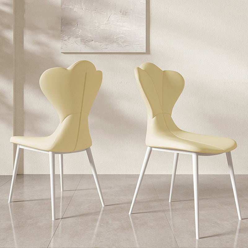Chaise latéral simple moderne en faux cuir chaise de salle à manger sans bras avec base en métal
