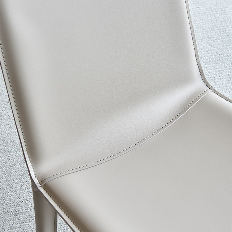 モダンなシンプルなサイドチェアフェイクレザー自宅で使用するためのカラフルなアームレスダイニングチェア