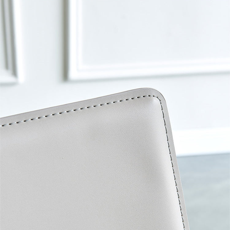 モダンなシンプルなサイドチェアフェイクレザー自宅で使用するためのカラフルなアームレスダイニングチェア