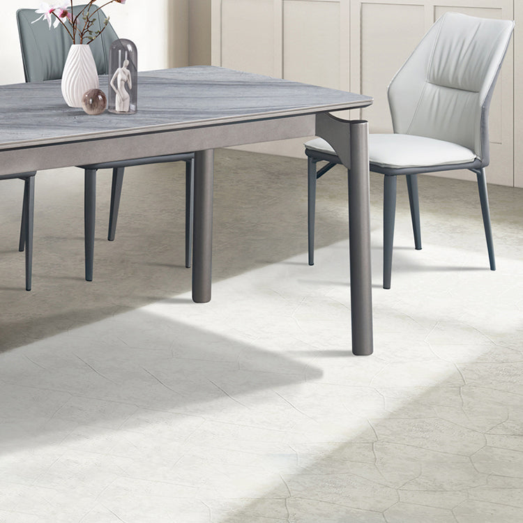 Chaise d'accélération simple moderne chaise à manger en faux cuir avec base en métal pour le salon