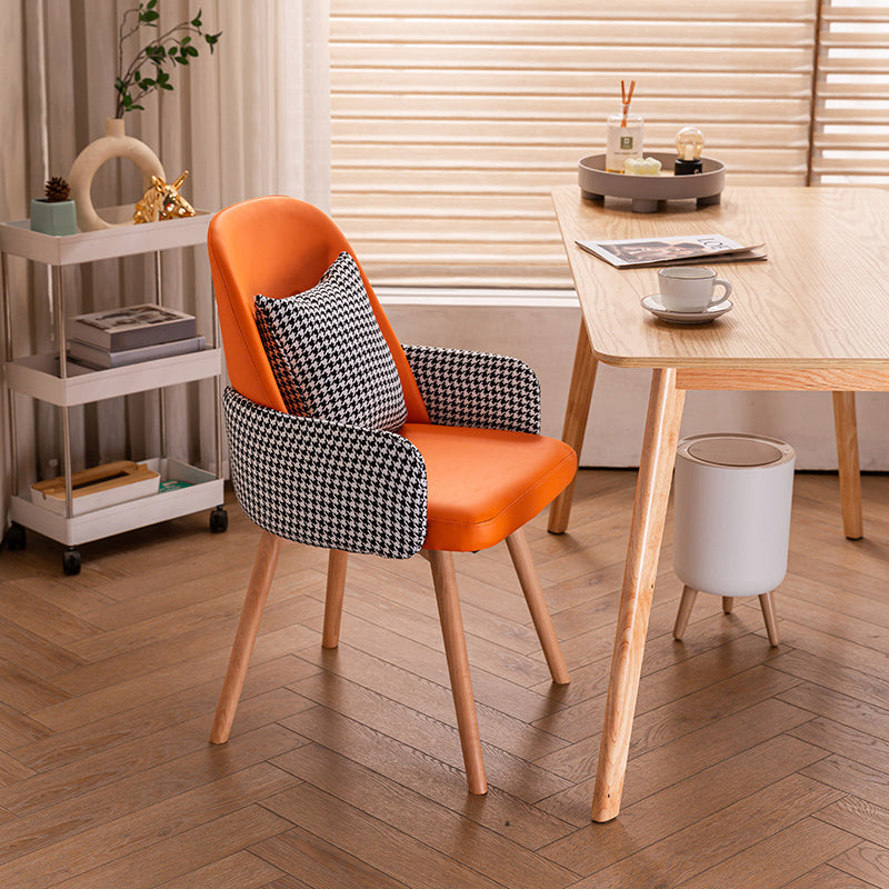 木製の脚のあるモダンなスタイルのアームチェア布張りダイニングチェア
