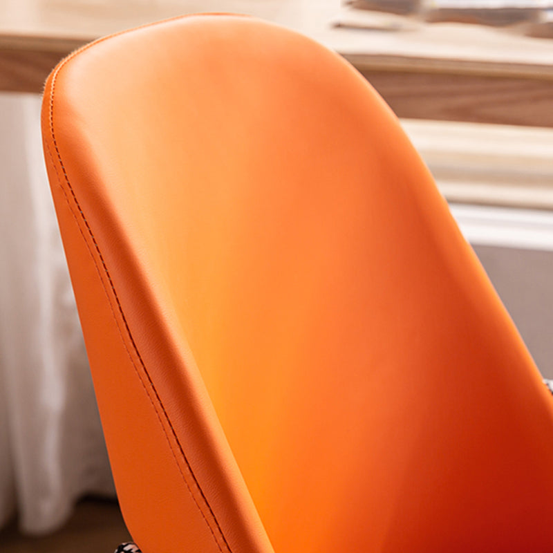 木製の脚のあるモダンなスタイルのアームチェア布張りダイニングチェア