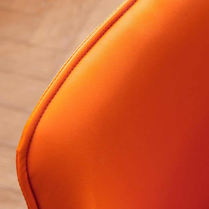 木製の脚のあるモダンなスタイルのアームチェア布張りダイニングチェア