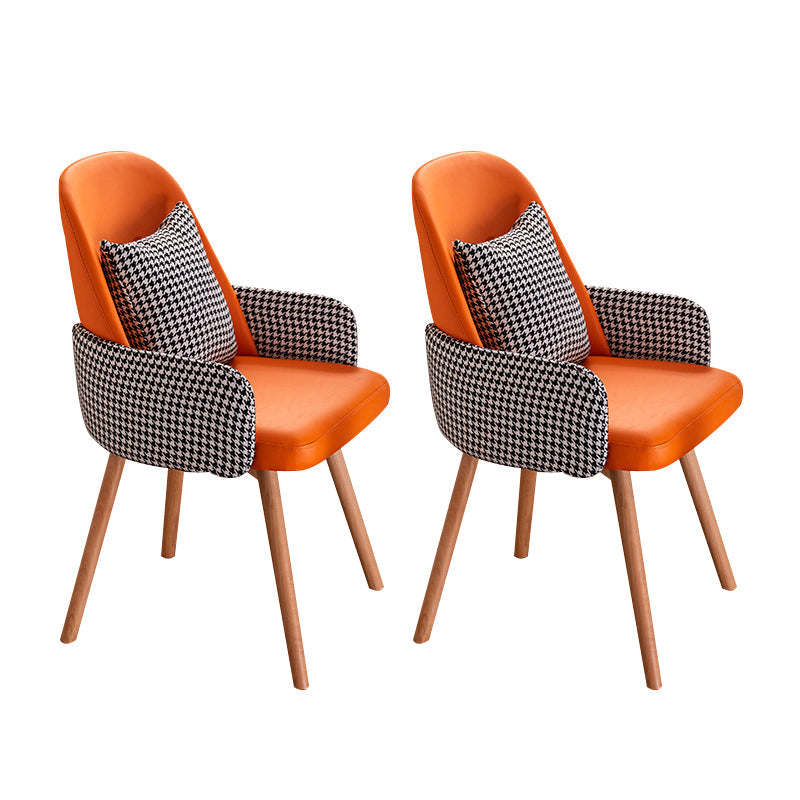 木製の脚のあるモダンなスタイルのアームチェア布張りダイニングチェア