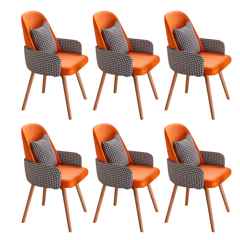 木製の脚のあるモダンなスタイルのアームチェア布張りダイニングチェア