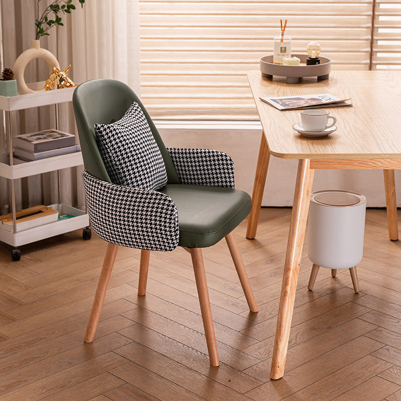 木製の脚のあるモダンなスタイルのアームチェア布張りダイニングチェア
