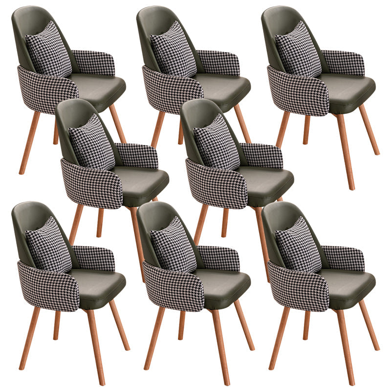 木製の脚のあるモダンなスタイルのアームチェア布張りダイニングチェア