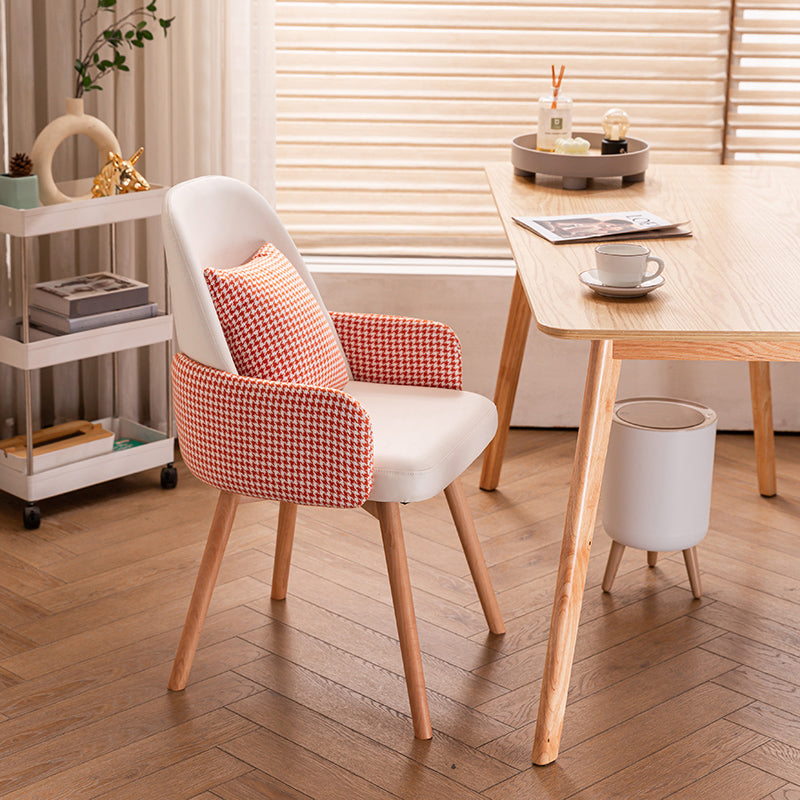 木製の脚のあるモダンなスタイルのアームチェア布張りダイニングチェア