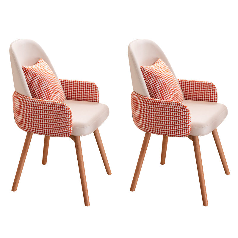 木製の脚のあるモダンなスタイルのアームチェア布張りダイニングチェア