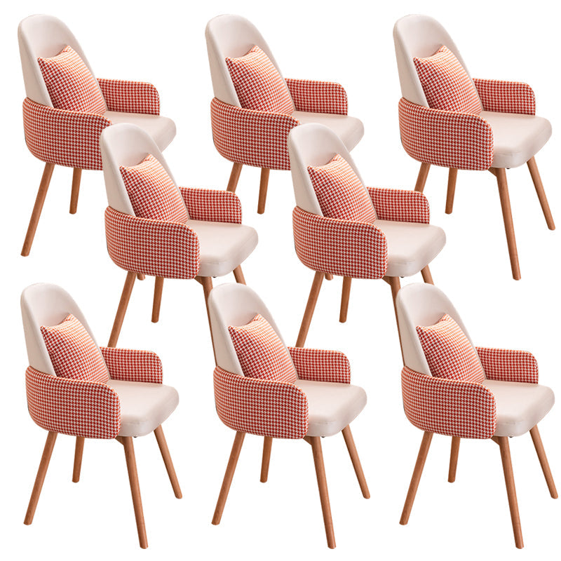 木製の脚のあるモダンなスタイルのアームチェア布張りダイニングチェア