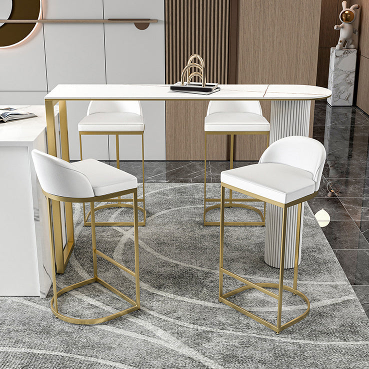 1/5-teiliges Tisch- und Hocker-Set. Zeitgenössisches ovales Kneipentisch-Set
