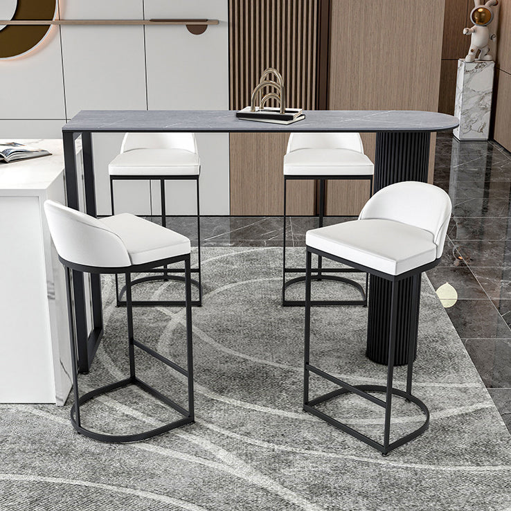 1/5-teiliges Tisch- und Hocker-Set. Zeitgenössisches ovales Kneipentisch-Set