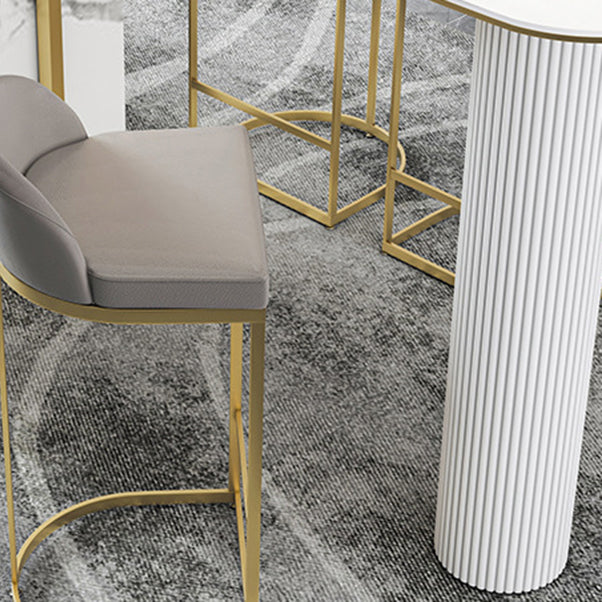 1/5-teiliges Tisch- und Hocker-Set. Zeitgenössisches ovales Kneipentisch-Set