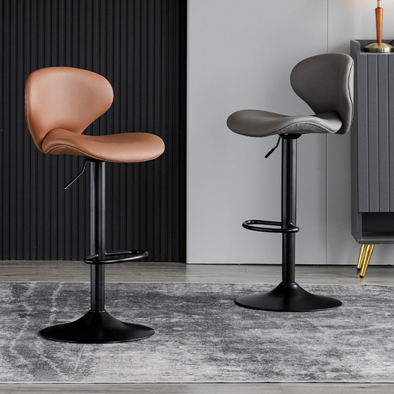 Draaibare verstelbare hoogte Bar Stool Industrial Faux lederen barkruk met voetsteun