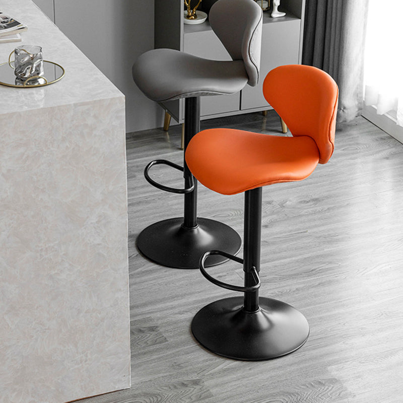 Draaibare verstelbare hoogte Bar Stool Industrial Faux lederen barkruk met voetsteun