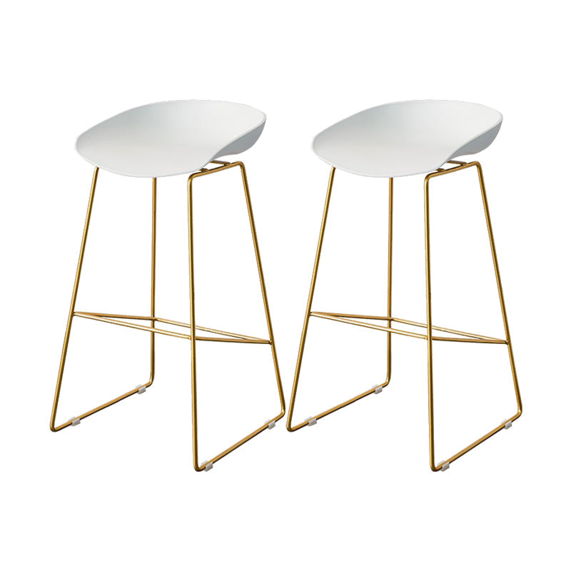 Sgabello da bar acrilico da bar in metallo scandinavo con base d'oro