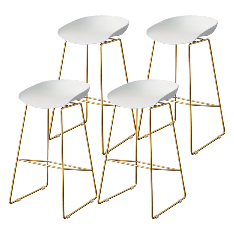 Sgabello da bar acrilico da bar in metallo scandinavo con base d'oro