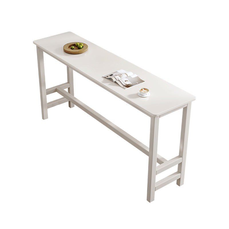 Eigentijdse bar eettafel binnen rechthoekige houten aanrechttafel