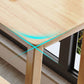 Eigentijdse bar eettafel binnen rechthoekige houten aanrechttafel