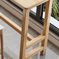 Eigentijdse bar eettafel binnen rechthoekige houten aanrechttafel