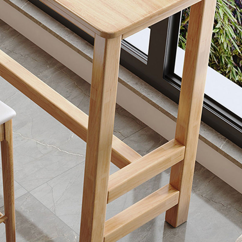 Eigentijdse bar eettafel binnen rechthoekige houten aanrechttafel