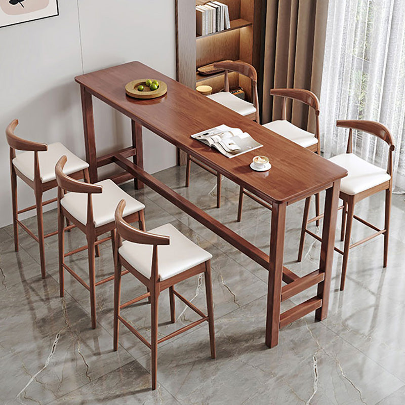 Eigentijdse bar eettafel binnen rechthoekige houten aanrechttafel