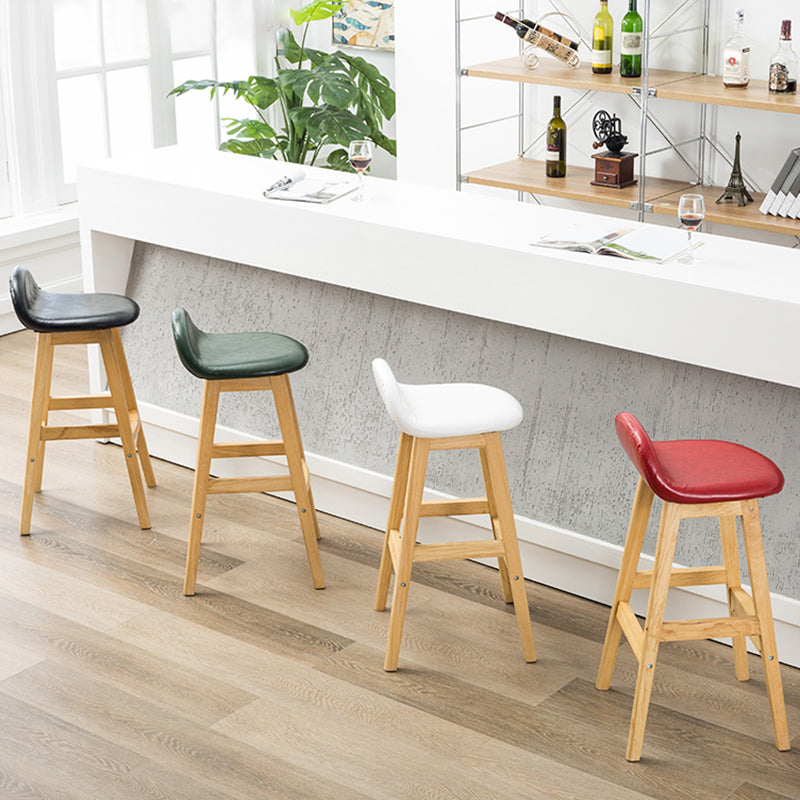 Sgabelli da bar in legno solido industriale imbottito.