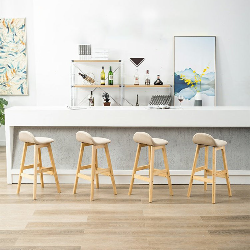 Sgabelli da bar in legno solido industriale imbottito.