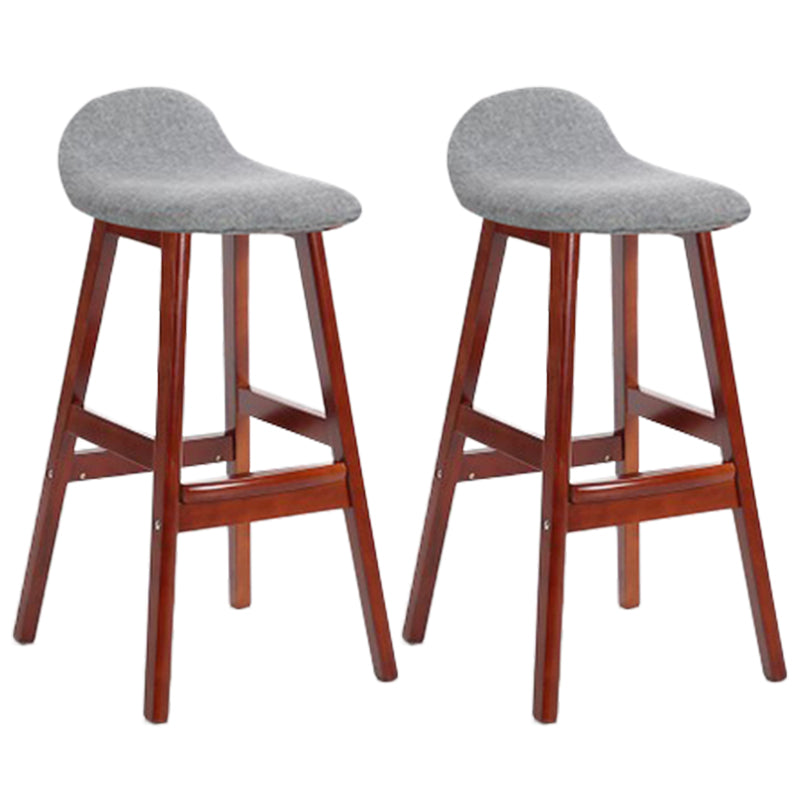 Sgabelli da bar in legno solido industriale imbottito.