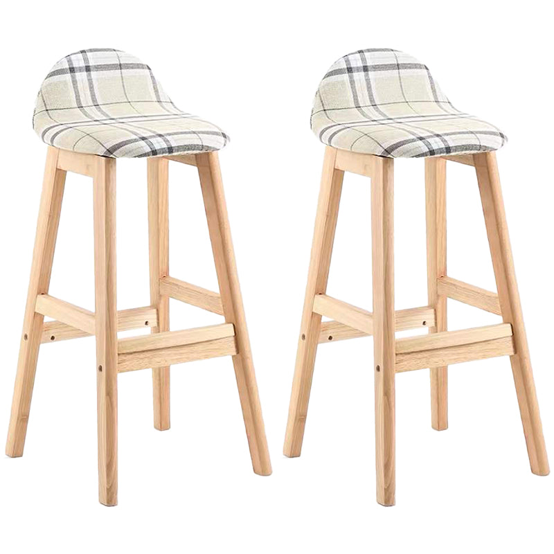 Sgabelli da bar in legno solido industriale imbottito.