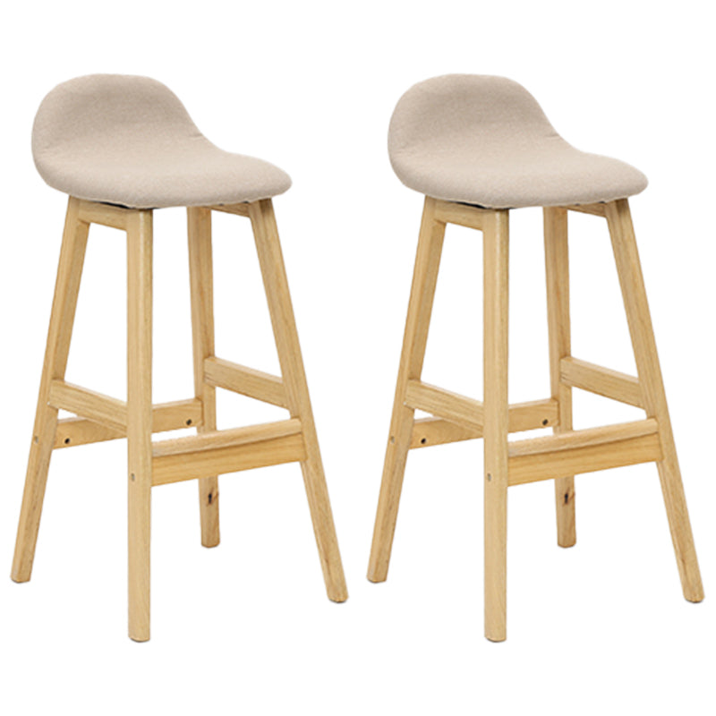 Sgabelli da bar in legno solido industriale imbottito.