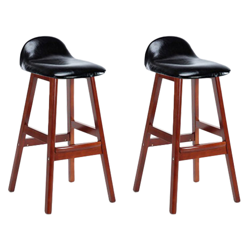 Sgabelli da bar in legno solido industriale imbottito.