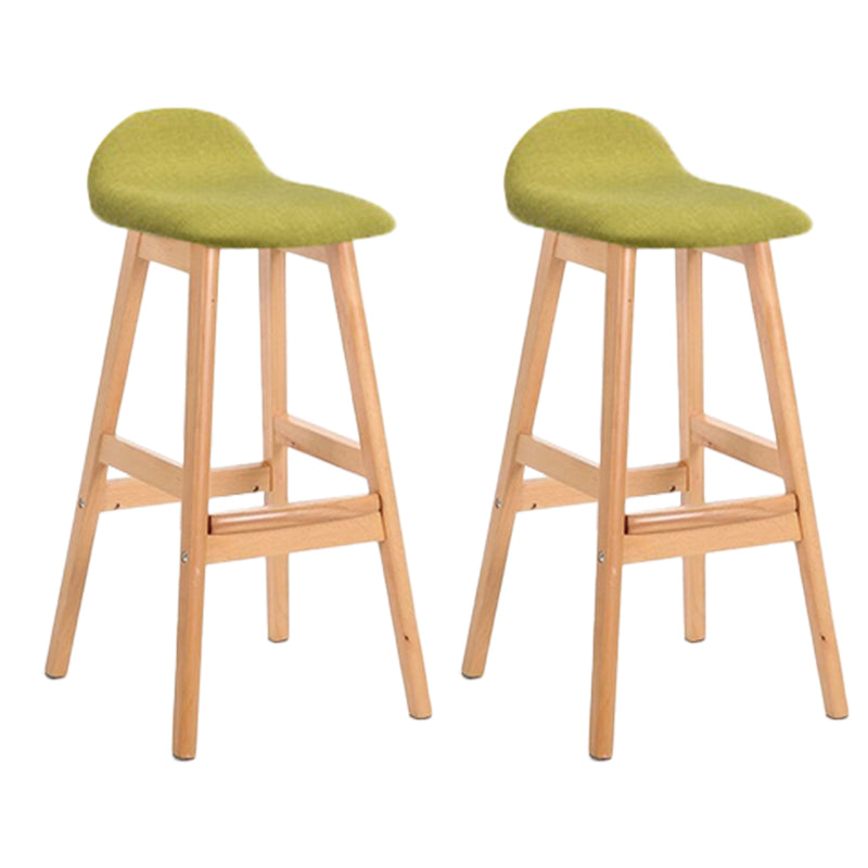 Sgabelli da bar in legno solido industriale imbottito.