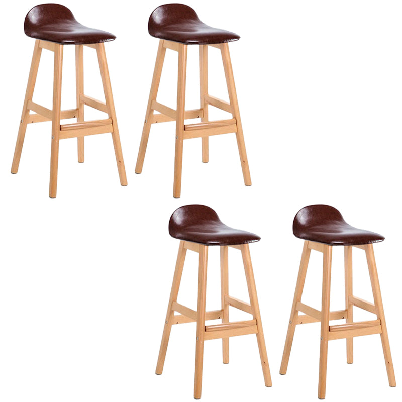 Sgabelli da bar in legno solido industriale imbottito.