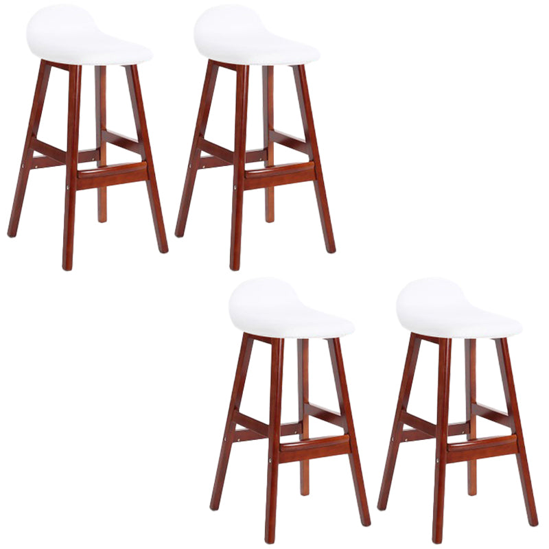 Sgabelli da bar in legno solido industriale imbottito.