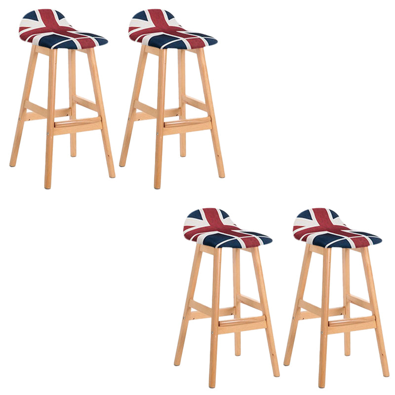 Sgabelli da bar in legno solido industriale imbottito.