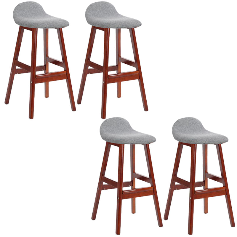 Sgabelli da bar in legno solido industriale imbottito.
