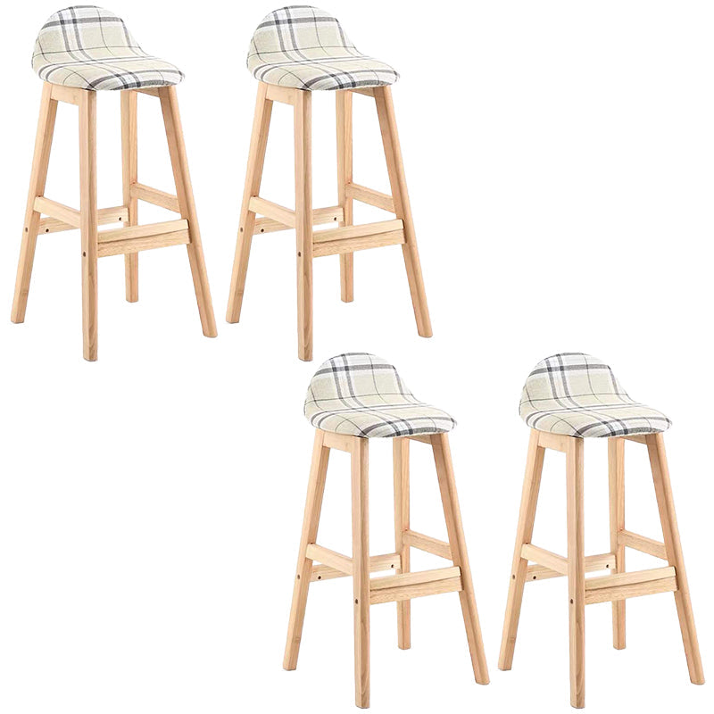 Sgabelli da bar in legno solido industriale imbottito.