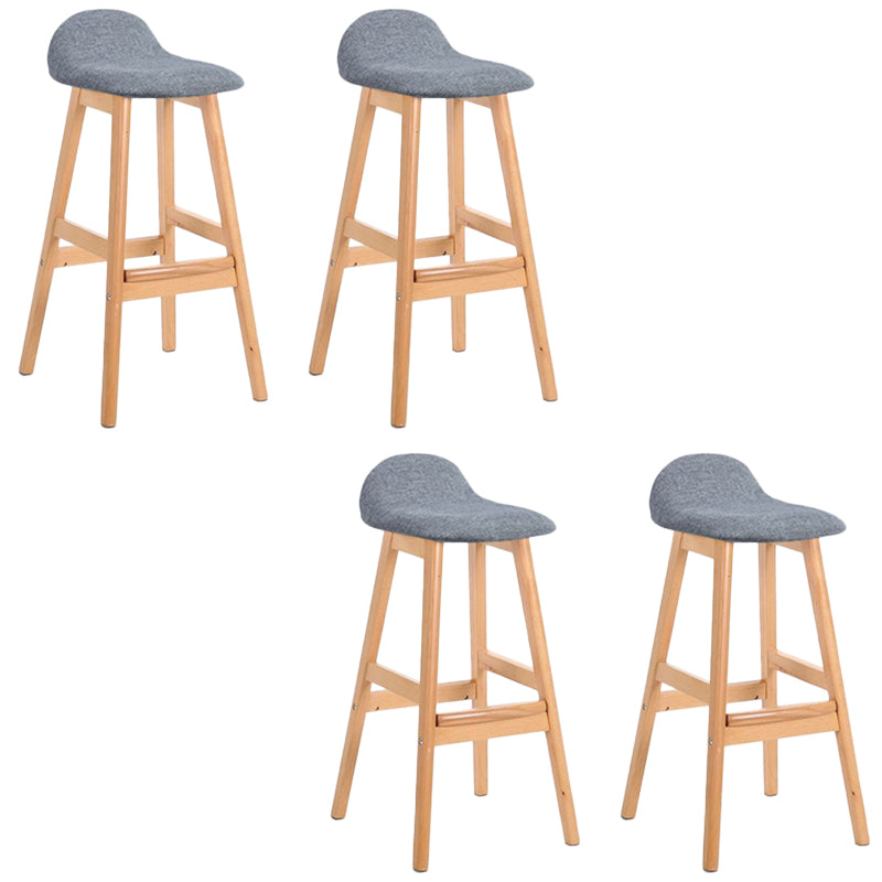 Sgabelli da bar in legno solido industriale imbottito.