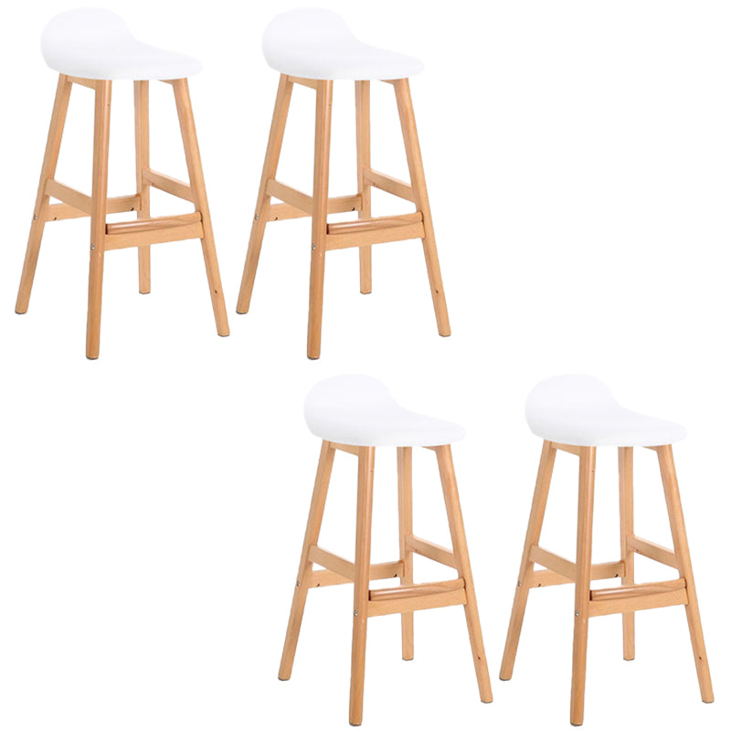 Sgabelli da bar in legno solido industriale imbottito.