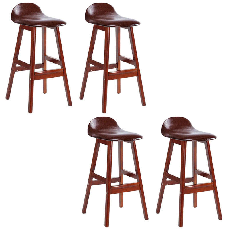 Sgabelli da bar in legno solido industriale imbottito.