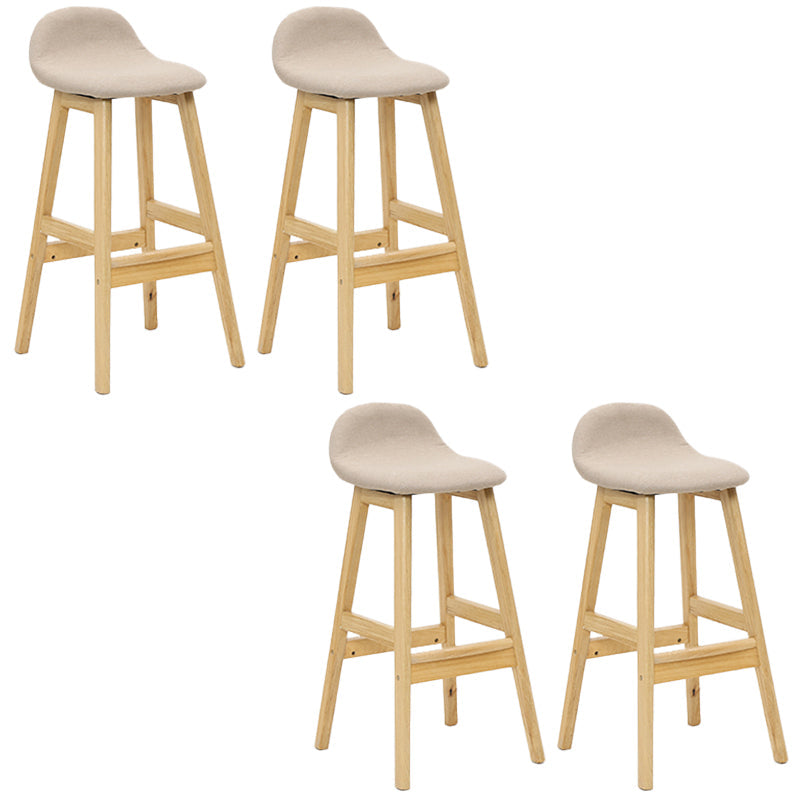 Sgabelli da bar in legno solido industriale imbottito.